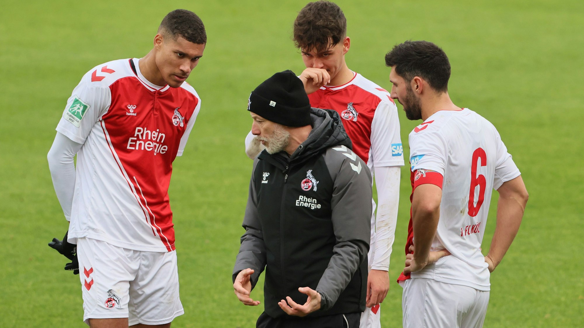 FC-Trainer Mark Zimmermann mit drei Spielern der Kölner U21-Mannschaft.