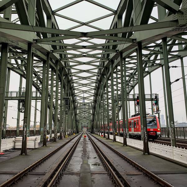 Seit einigen Tagen erneuert die Deutsche Bahn Weichen im Bahnhof Köln Messe/Deutz. Während der Arbeiten können zwei der sechs Gleise auf der Hohenzollernbrücke nicht befahren werden.