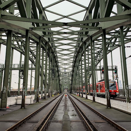 Seit einigen Tagen erneuert die Deutsche Bahn Weichen im Bahnhof Köln Messe/Deutz. Während der Arbeiten können zwei der sechs Gleise auf der Hohenzollernbrücke nicht befahren werden.