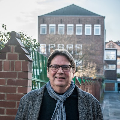 Pfarrer Siegfried Eckert steht auf der Straße An der evgl. Kirche hinter der Christuskirche. Foto: Ralf Krieger