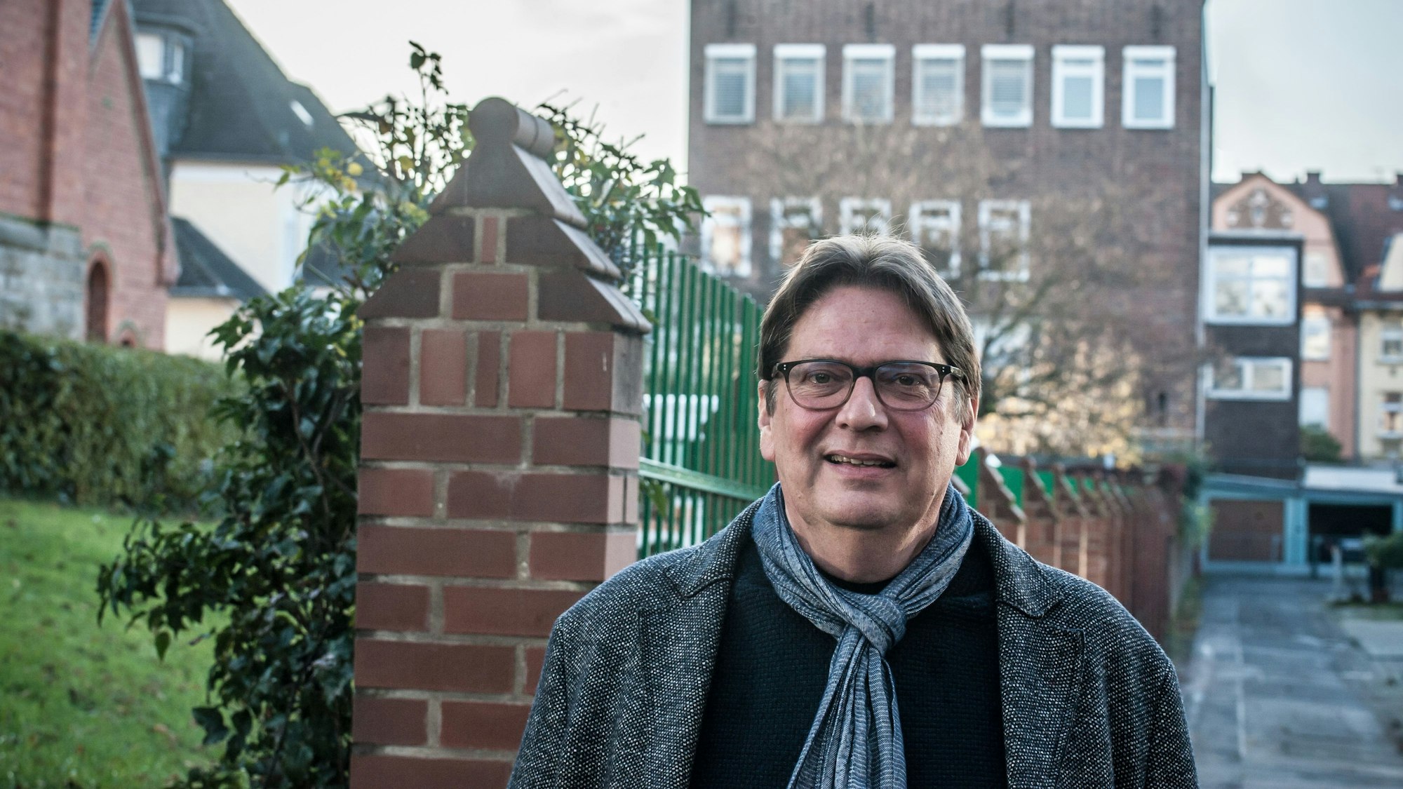 Pfarrer Siegfried Eckert steht auf der Straße An der evgl. Kirche hinter der Christuskirche. Foto: Ralf Krieger
