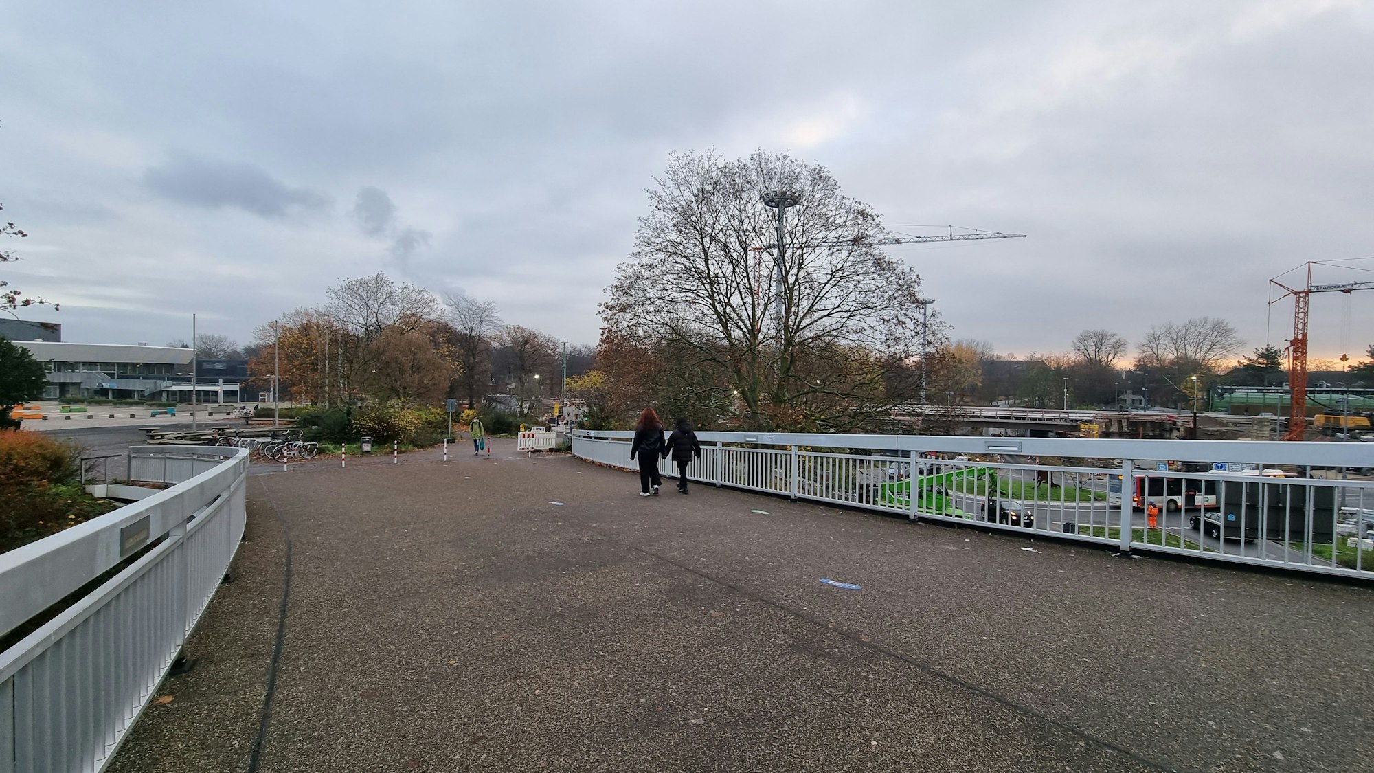 Blick vom höchsten Punkt der Ypsilonbrücke den Weg runter Richtung Forum, Unterführung zum Stadtpark. Rechts ist der Bahnhof Leverkusen-Mitte zu erkennen.
