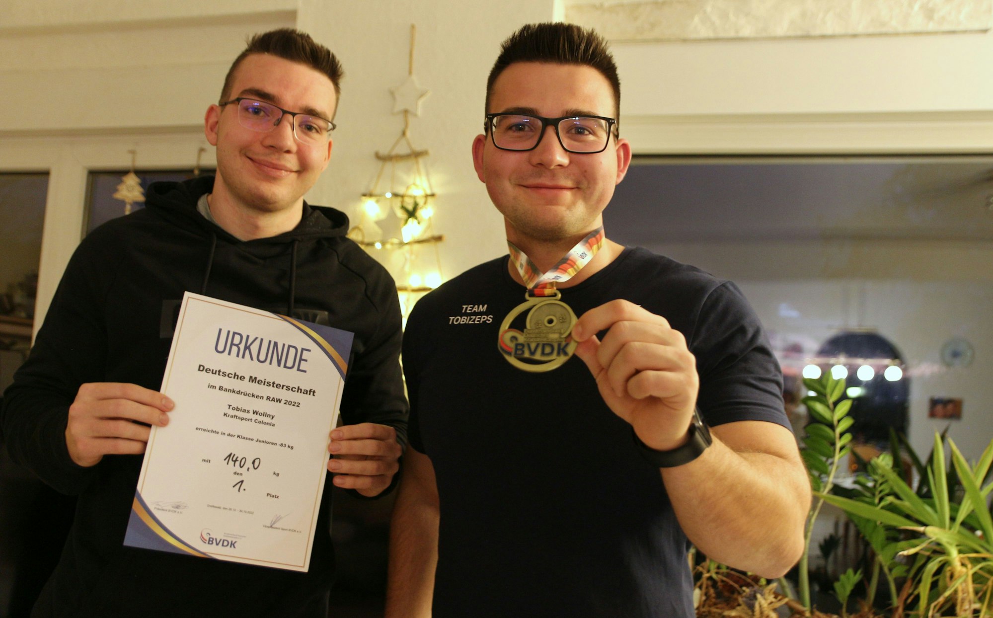 Tobias Wollny zeigt stolz seine Medaille, die er in Greifswald errungen hat. Sein Bruder hält die dazu gehörende Urkunde.