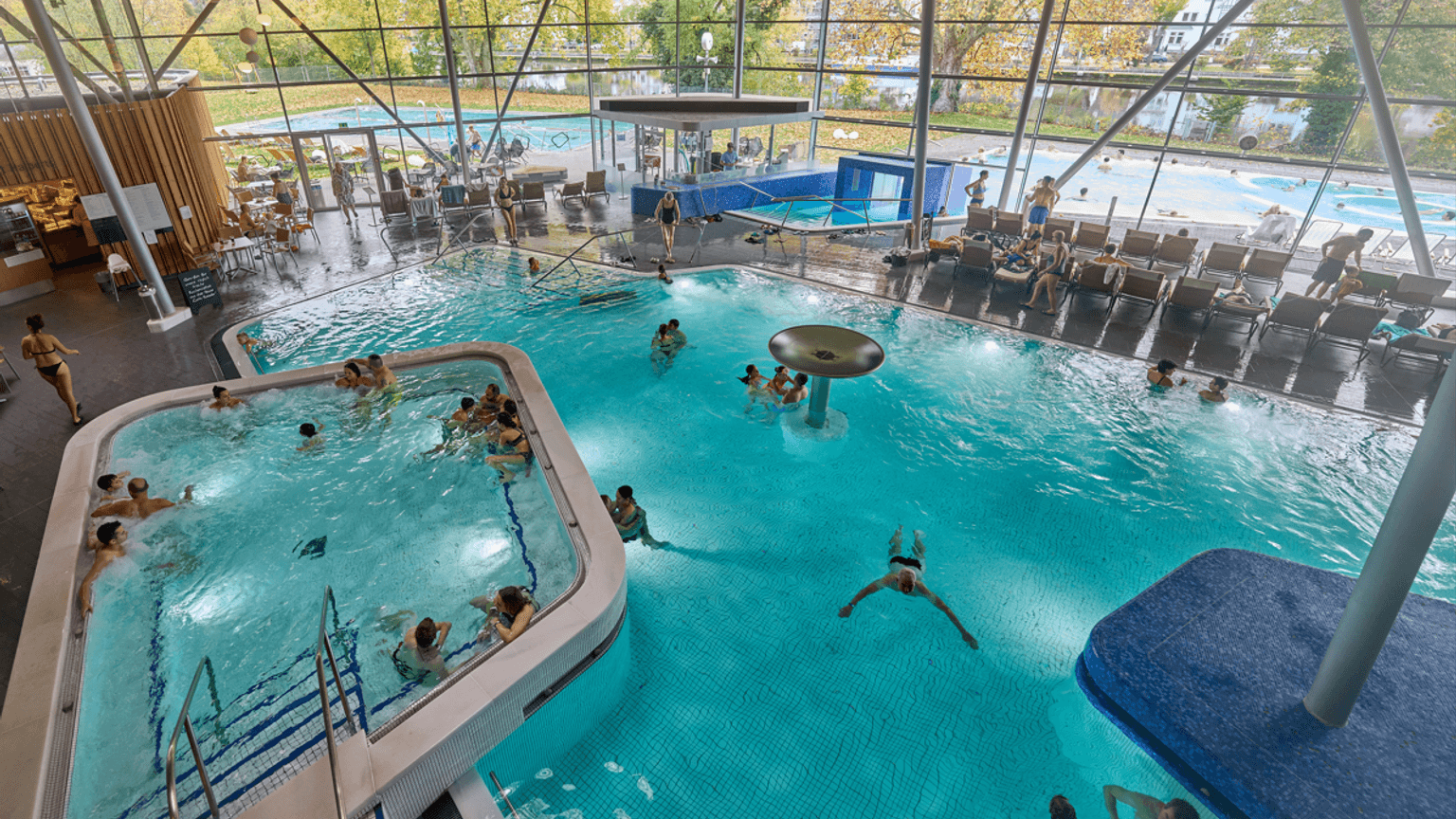 Besucherinnen und Besucher entspannen in der Emser Therme