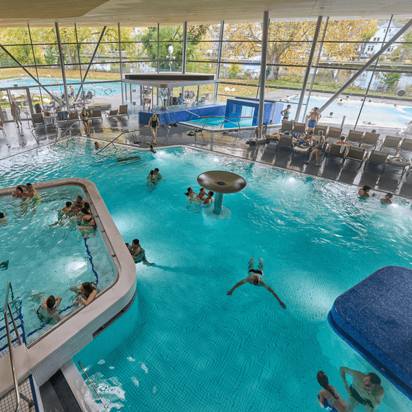 Besucherinnen und Besucher entspannen in der Emser Therme