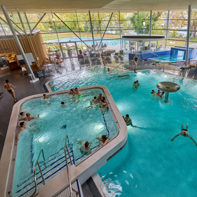 Besucherinnen und Besucher entspannen in der Emser Therme