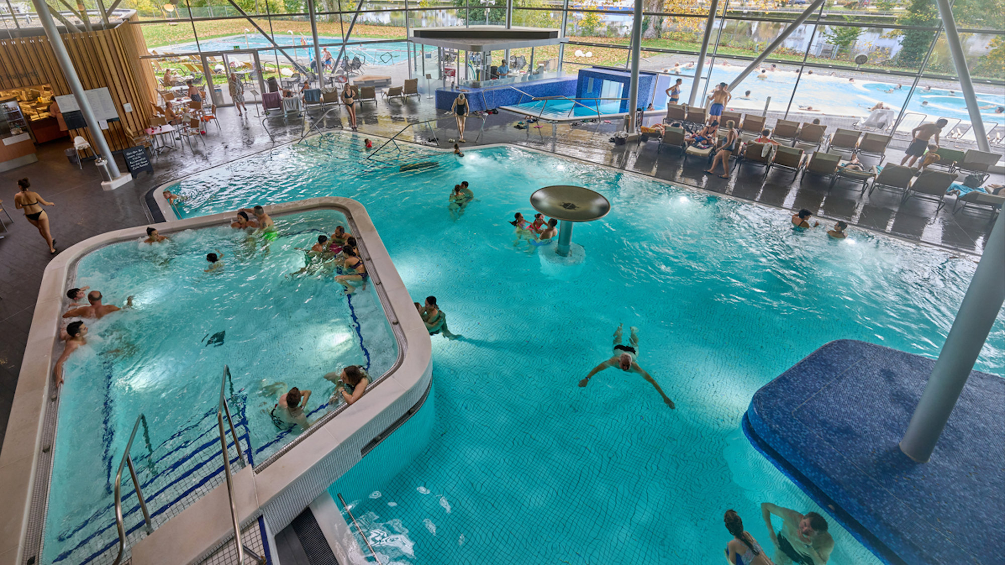 Besucherinnen und Besucher entspannen in der Emser Therme
