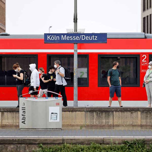 Eine S-Bahn der Deutschen Bahn auf einem Gleis im Bahnhof Köln Deutz. Köln,
