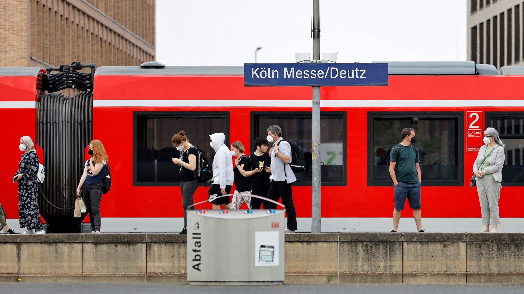 Eine S-Bahn der Deutschen Bahn auf einem Gleis im Bahnhof Köln Deutz.