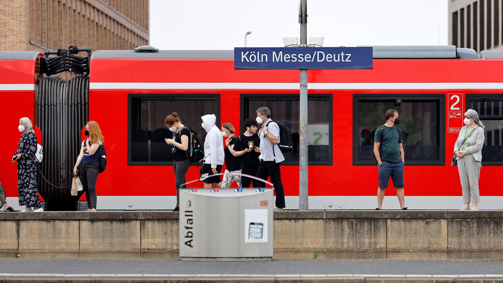Eine S-Bahn der Deutschen Bahn auf einem Gleis im Bahnhof Köln Deutz. Köln,