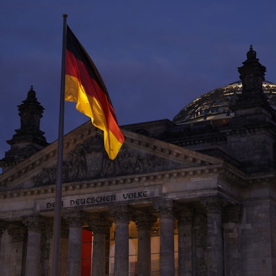 Vor dem Bundestag weht eine Deutschlandflagge.