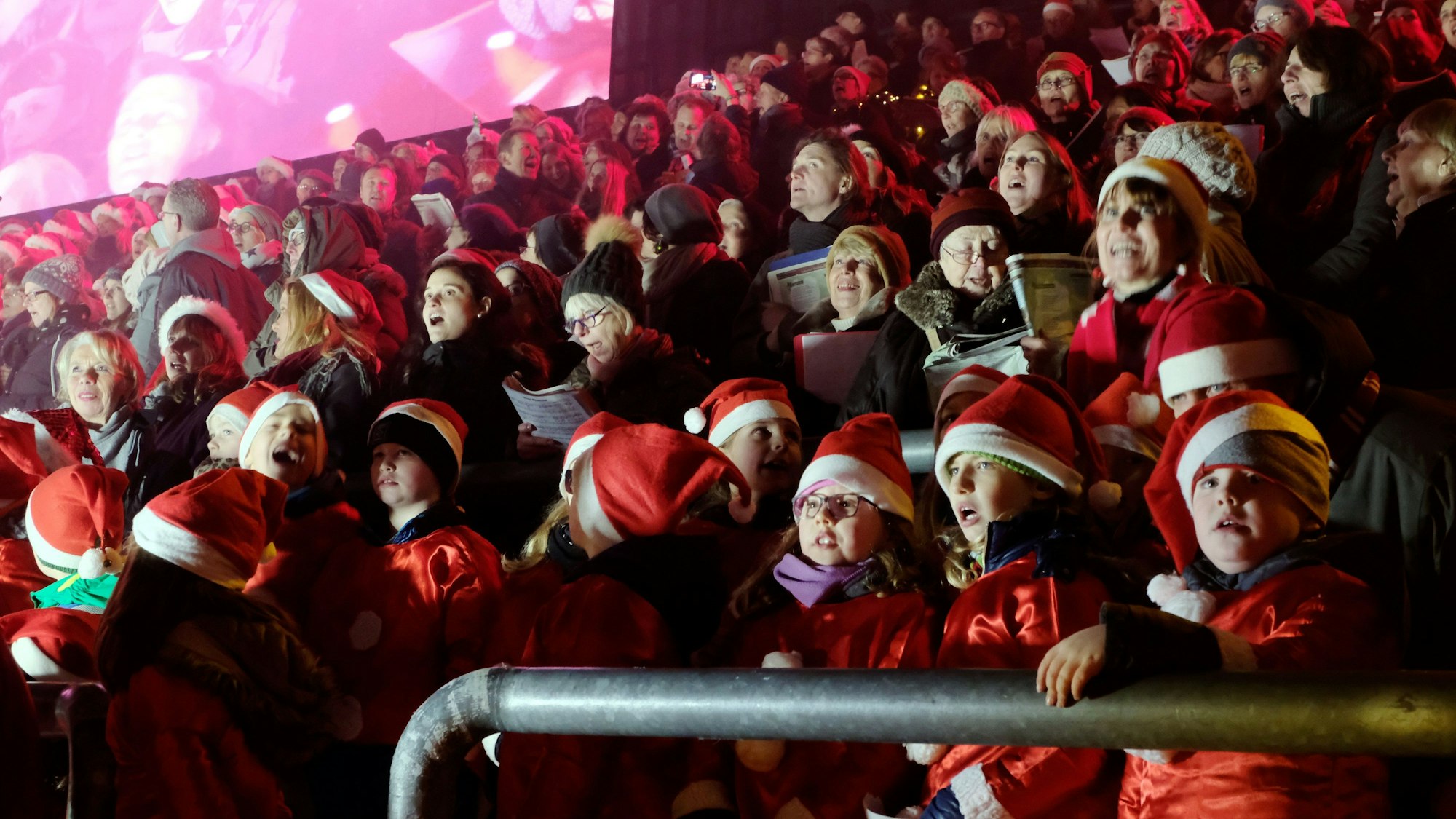 Viele Leute mit Weihnachtsmützen beim „Loss mer Weihnachtsleeder singe“ im Jahr 2016.