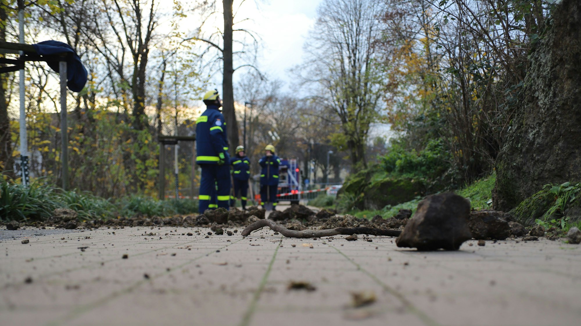 Das THW räumt Steine aus dem Hang unterhalb des Johannestürmchens und steigt dafür mit Seilen in den Berg.