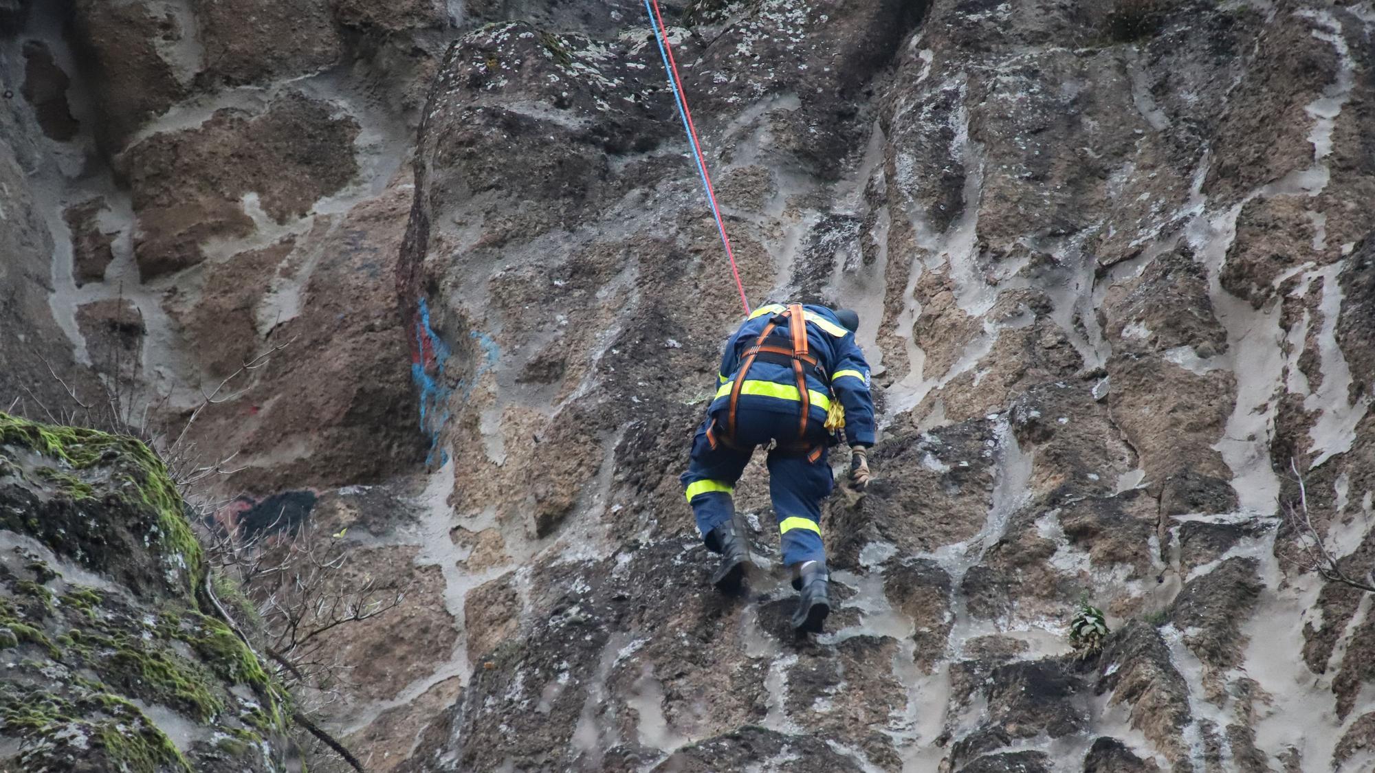 Ein Höhenretter des THW klettert einen Berg herunter.