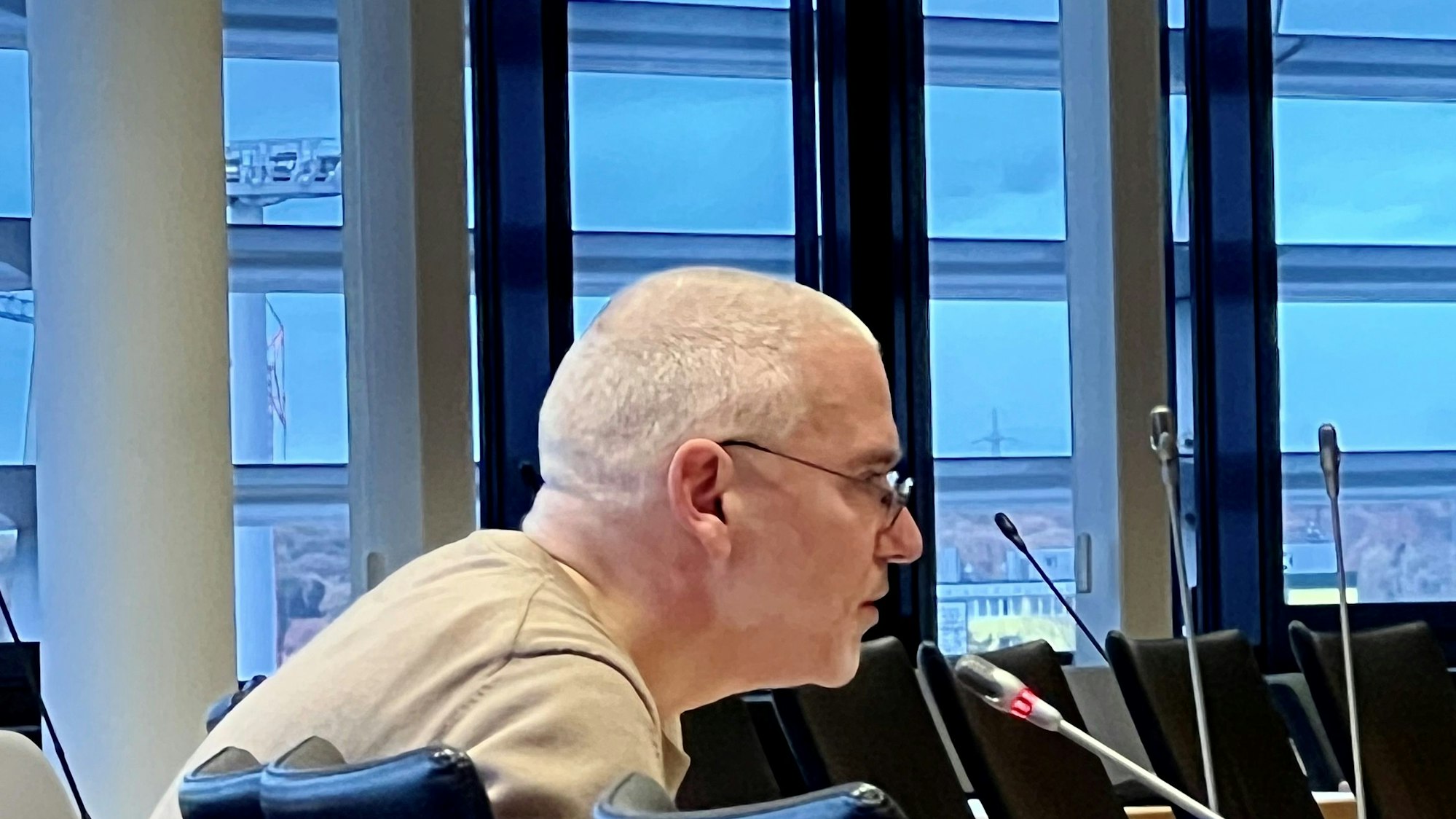 Der Leverkusener Ratsherr Benedikt Rees (Klimaliste) im Ratssaal