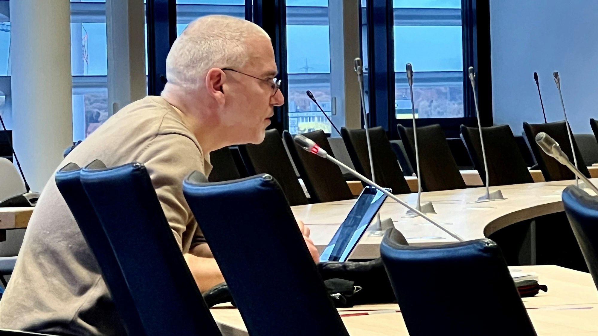 Der Leverkusener Ratsherr Benedikt Rees (Klimaliste) im Ratssal