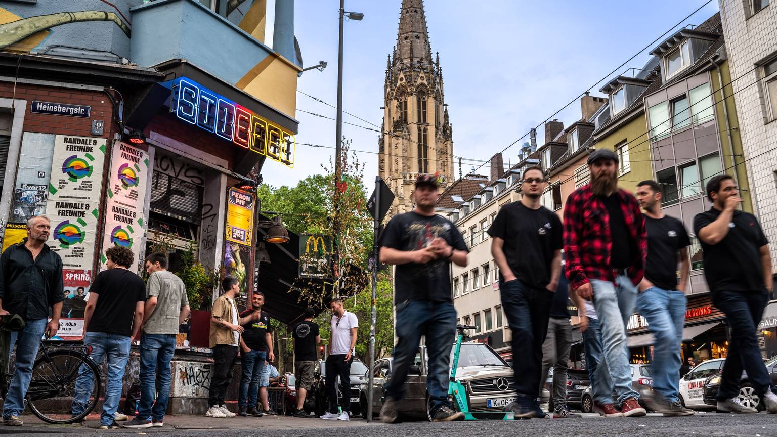 21.05.2022, Köln: Die Kneipe "Stiefel" ist ein beliebter Treffpunkt. Die Zülpicher Straße wird abends zur Partymeile. Foto: Uwe Weiser