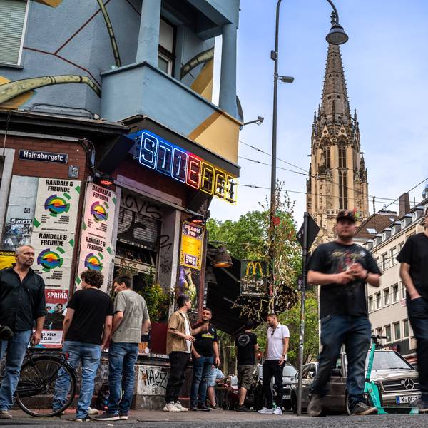 21.05.2022, Köln: Die Kneipe "Stiefel" ist ein beliebter Treffpunkt. Die Zülpicher Straße wird abends zur Partymeile. Foto: Uwe Weiser