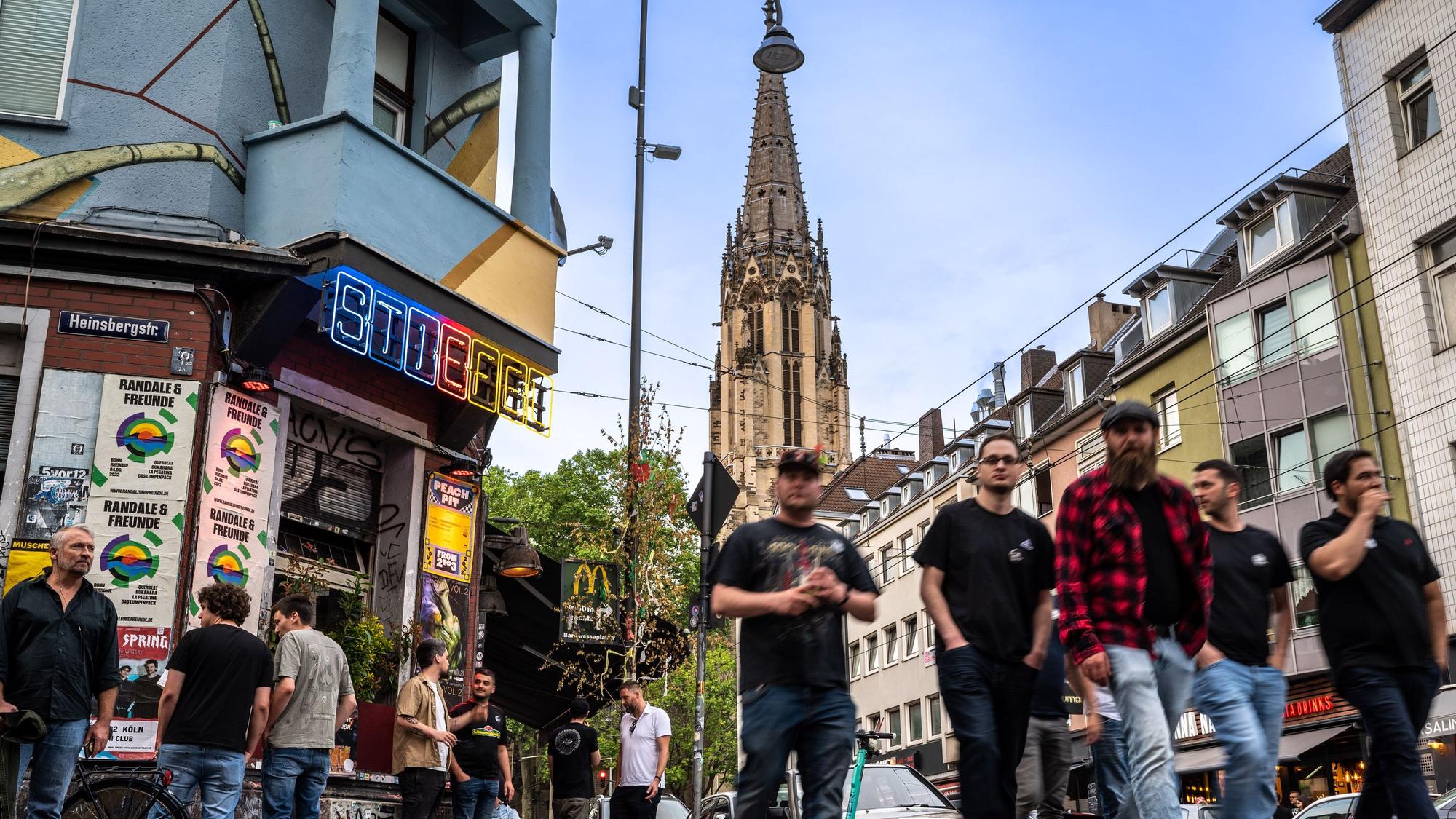 21.05.2022, Köln: Die Kneipe "Stiefel" ist ein beliebter Treffpunkt. Die Zülpicher Straße wird abends zur Partymeile. Foto: Uwe Weiser