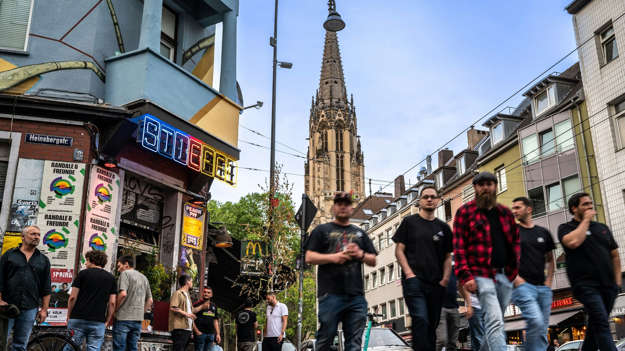 21.05.2022, Köln: Die Kneipe "Stiefel" ist ein beliebter Treffpunkt.  Die Zülpicher Straße wird abends zur Partymeile.  Foto: Uwe Weiser