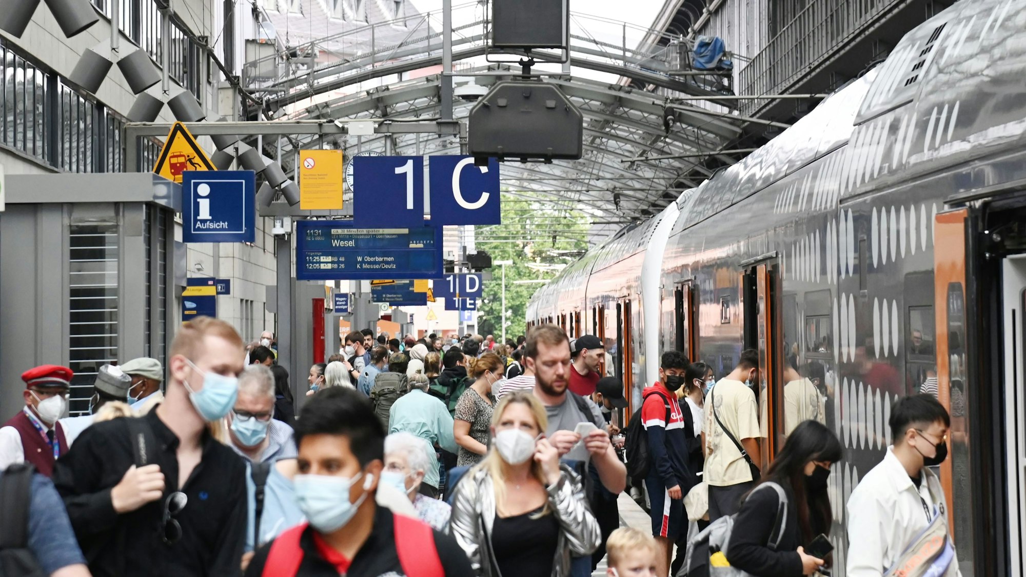 24.06.2022, Köln.
Die Situation am Hbf Köln am letzten Schultag vor den Sommerferien.