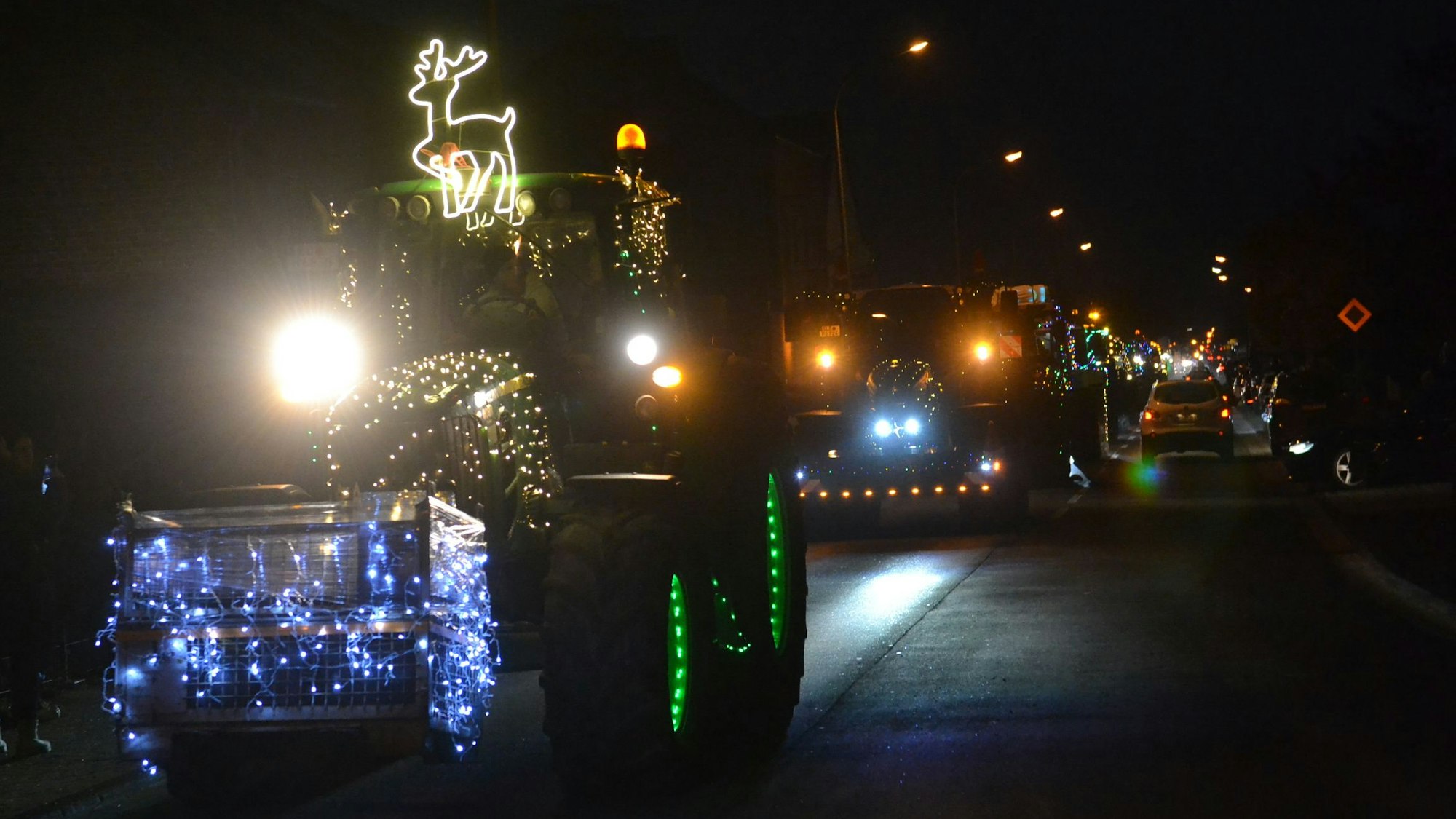Rund 40 bunt beleuchtete Traktoren sorgten bei ihrer Lichterfahrt, hier am 5. Dezember 2022 in Euskirchen, für einen „Funken Hoffnung“ in den von der Flut betroffenen Gebieten.