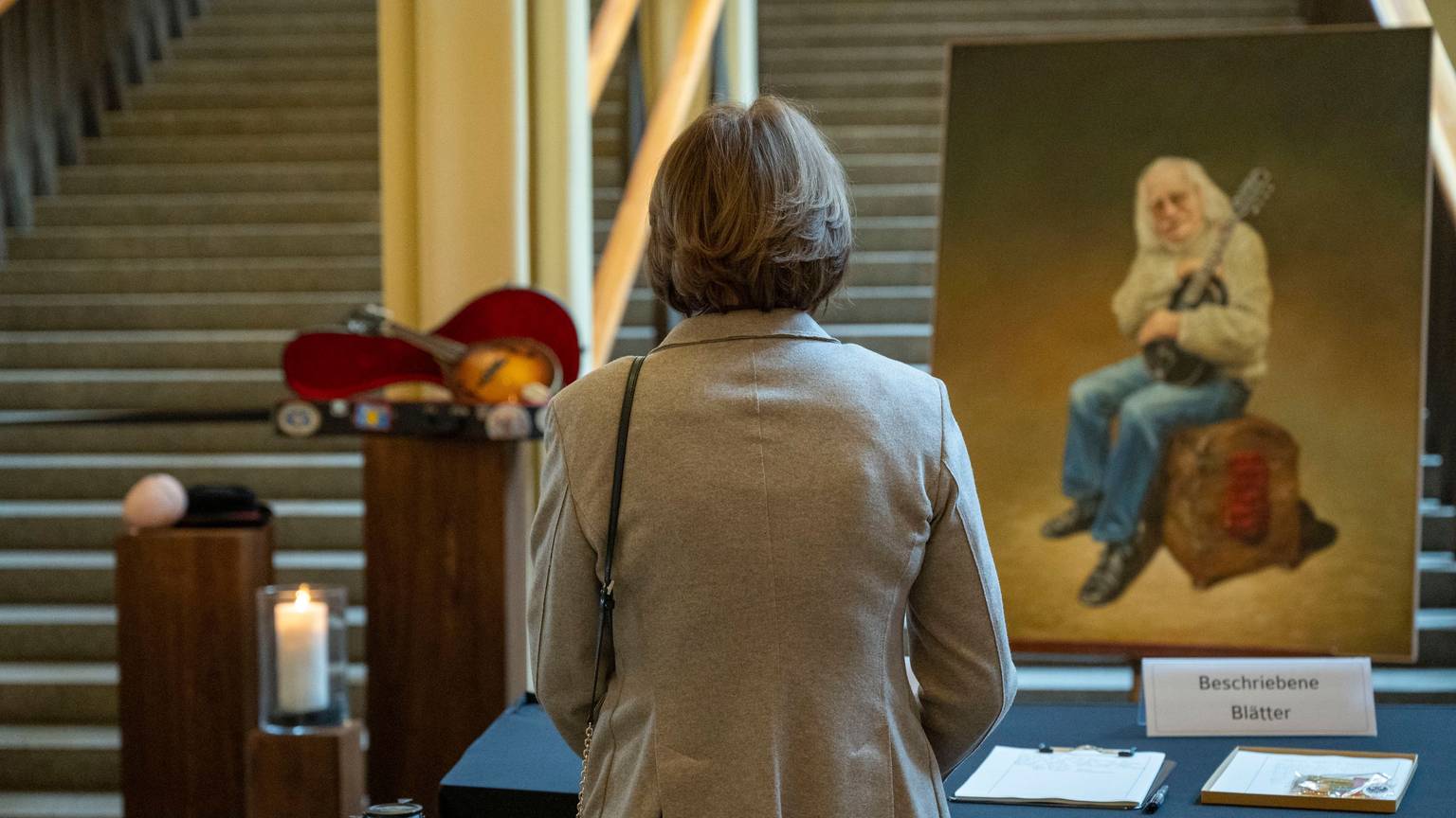 Henriette Reker nimmt Abschied. Im Gürzenich liegt das Kondolenzbuch für den verstorbenen Hans Süper aus.