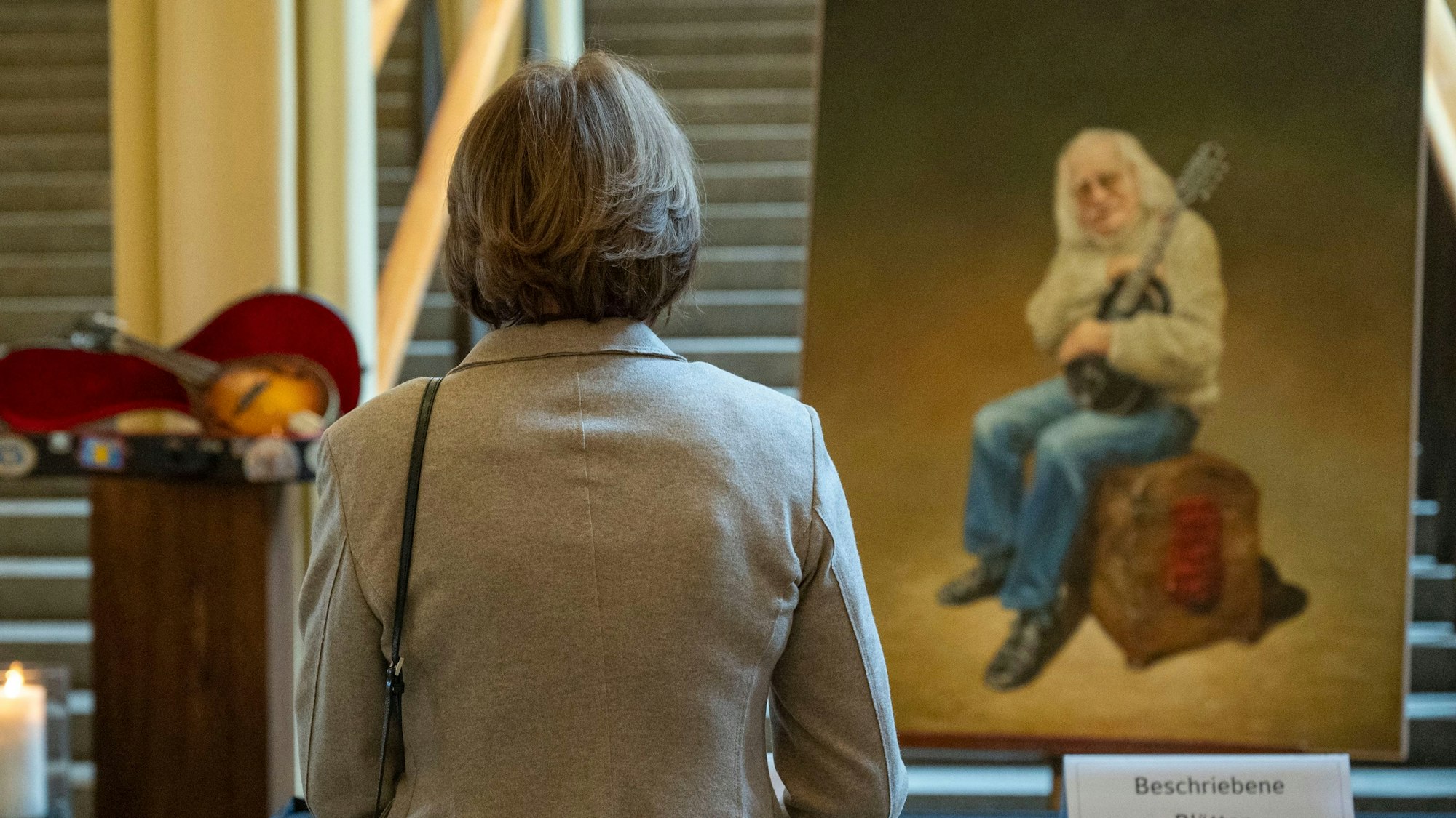 Henriette Reker nimmt Abschied. Im Gürzenich liegt das Kondolenzbuch für den verstorbenen Hans Süper aus.