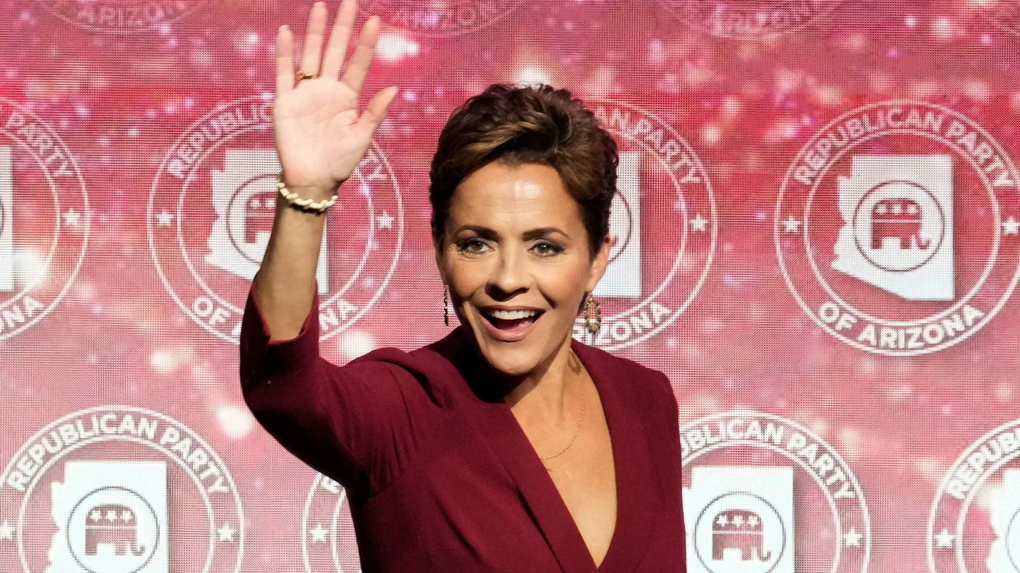 Kari Lake, republikanische Gouverneurskandidatin von Arizona, bei der republikanischen Watch Party.