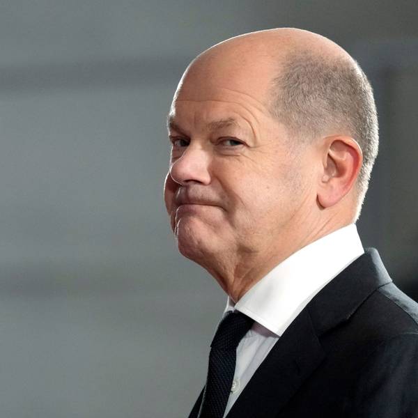 Bundeskanzler Olaf Scholz sieht in die Ferne
