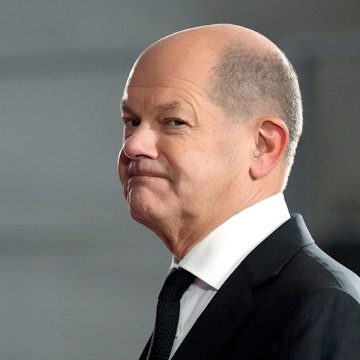 Bundeskanzler Olaf Scholz sieht in die Ferne
