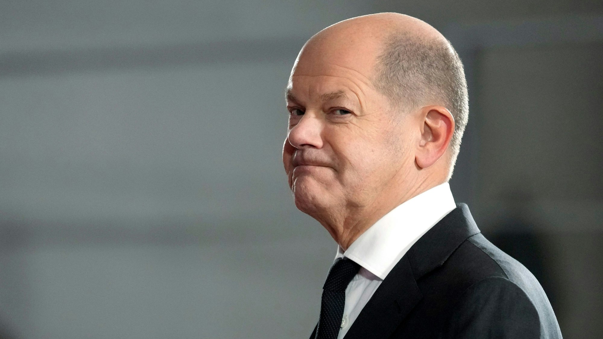 Bundeskanzler Olaf Scholz sieht in die Ferne