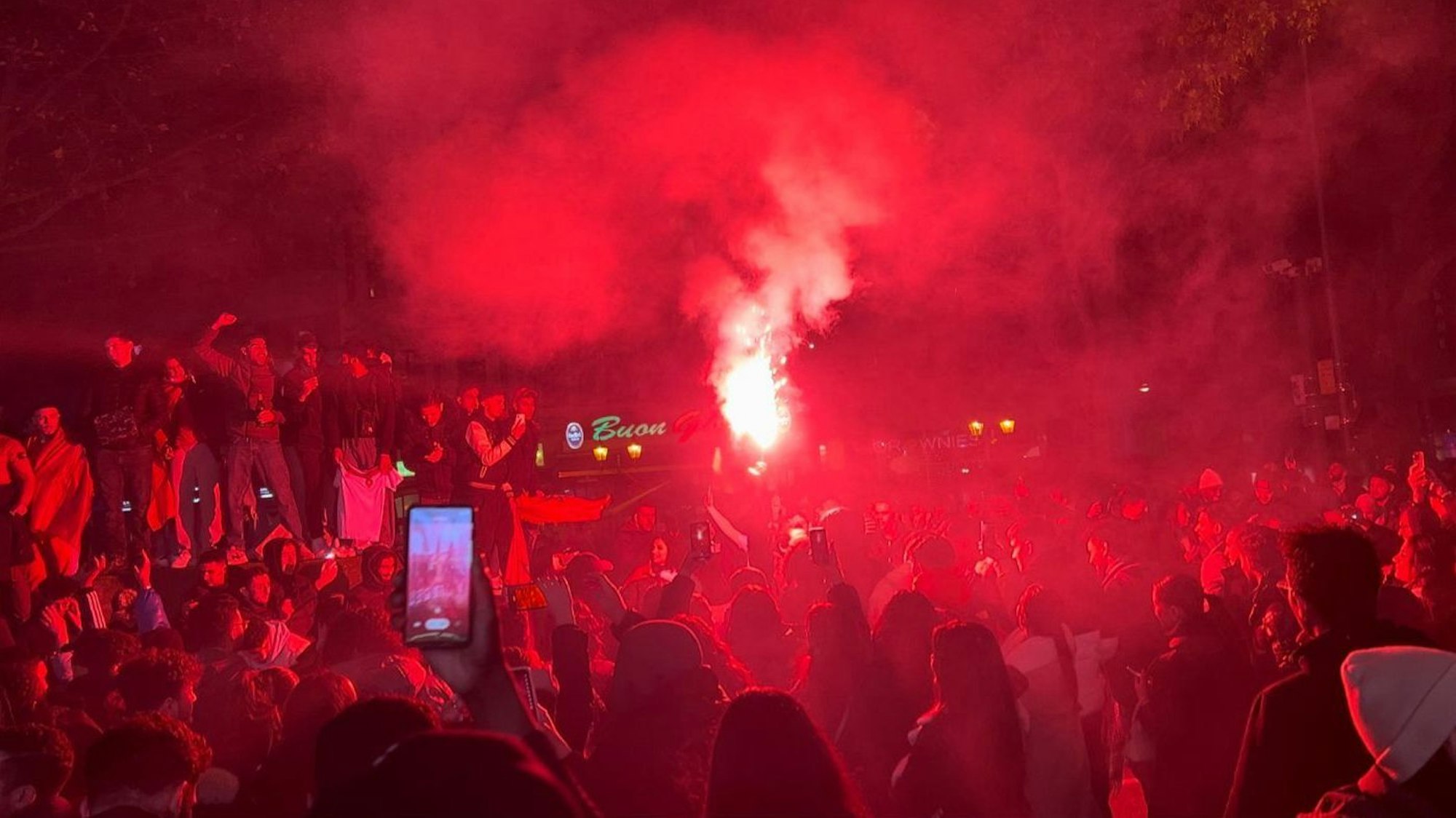 Marokko-Fans zünden einen Bengalo in der Kölner Innenstadt.