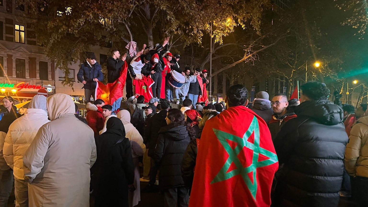 Marokko-Fans feiern in der Kölner Innenstadt