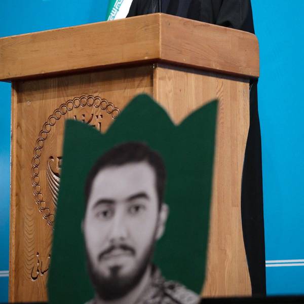 Irans Präsident Ebrahim Raisi steht an einem Rednerpult.