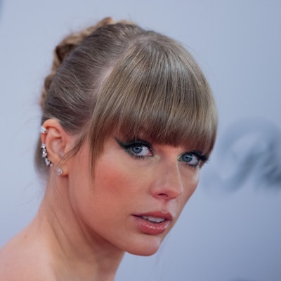 Taylor Swift geht über den Roten Teppich bei der Verleihung der MTV Europe Music Awards.