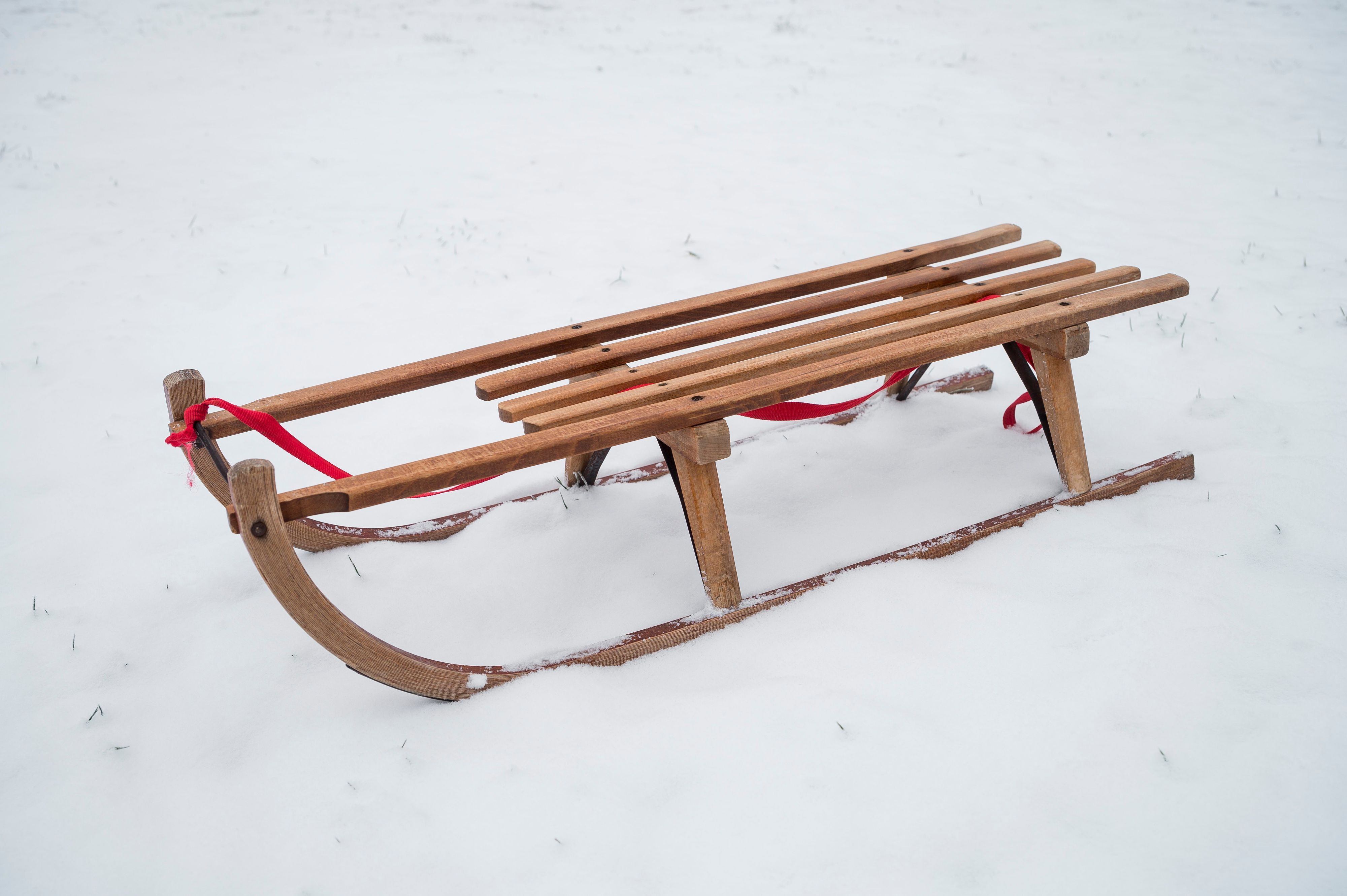 Ein Schlitten steht auf dem Bleißberg im Schnee.