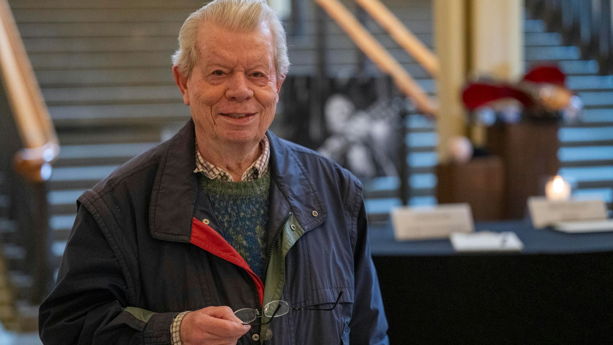 Hans Schobert schaut in die Kamera. Im Gürzenich liegt das Kondolenzbuch für den verstorbenen Hans Süper aus.