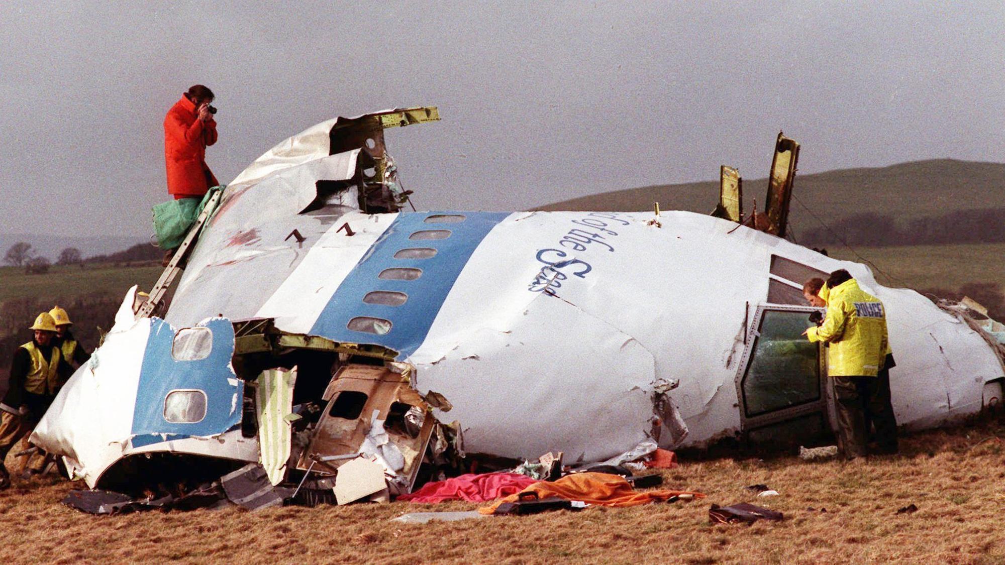 Polizisten und Ermittler untersuchen die Überreste des Flugdecks des abgestürzten Flugzeugs der amerikanischen Fluglinie Pan American.