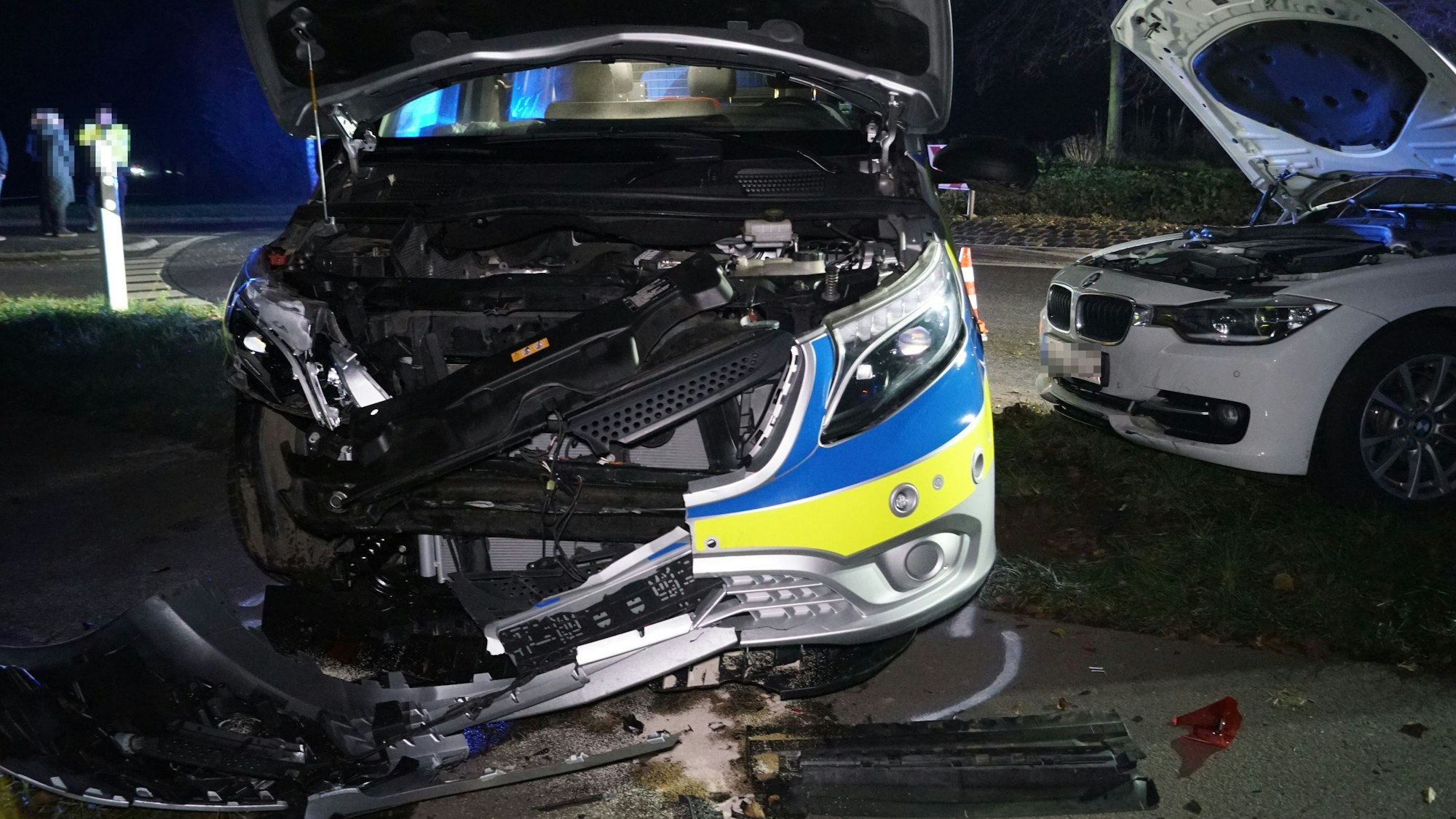 11.12.2022 Bei Zülpich ist es zu einer Verfolgungsjagd gekommen. Dabei wurden eine Autofahrerin und eine Polizistin leicht verletzt. Das flüchtige Auto wurde bei Blankenheim gestoppt.