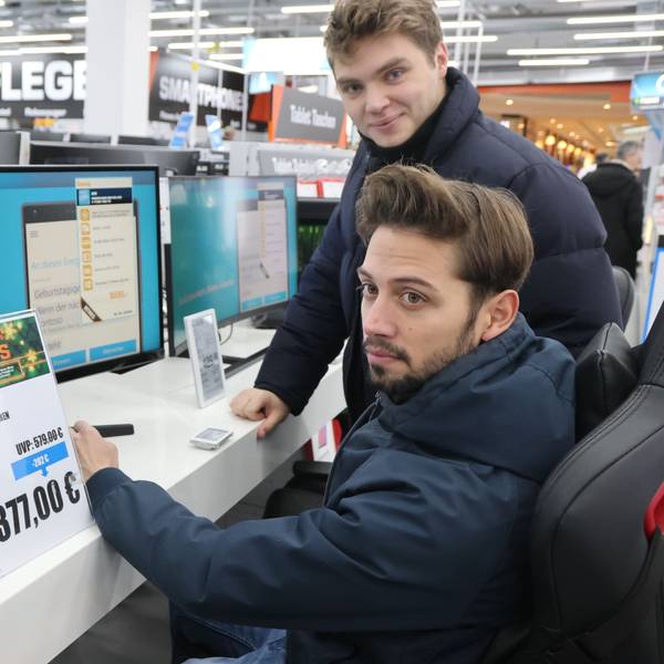 Einkaufsstimmung Gummersbach, Christian Klaffert (v.) und Cristian Craciun testen Monitore