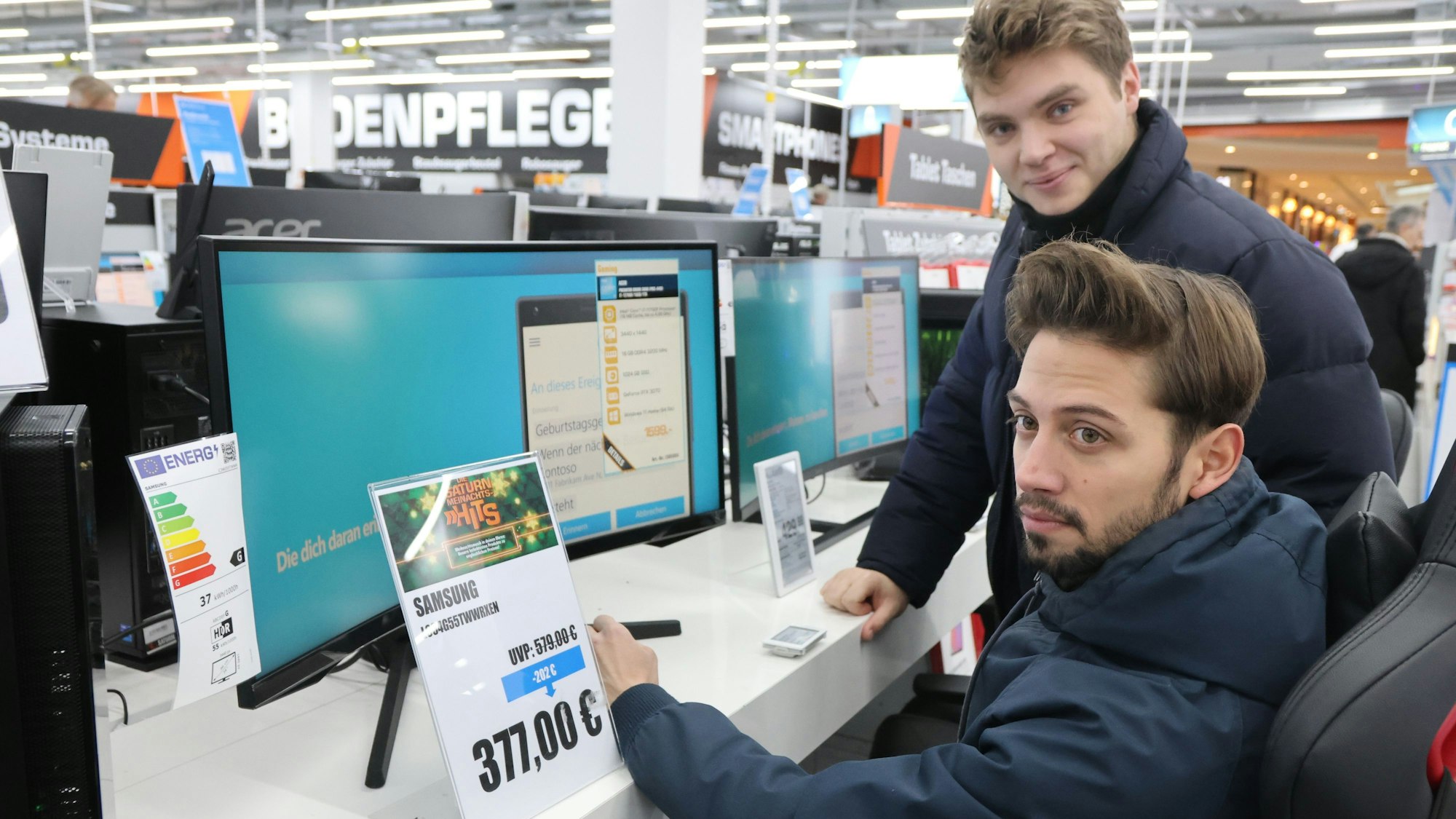 Einkaufsstimmung Gummersbach, Christian Klaffert (v.) und Cristian Craciun testen Monitore