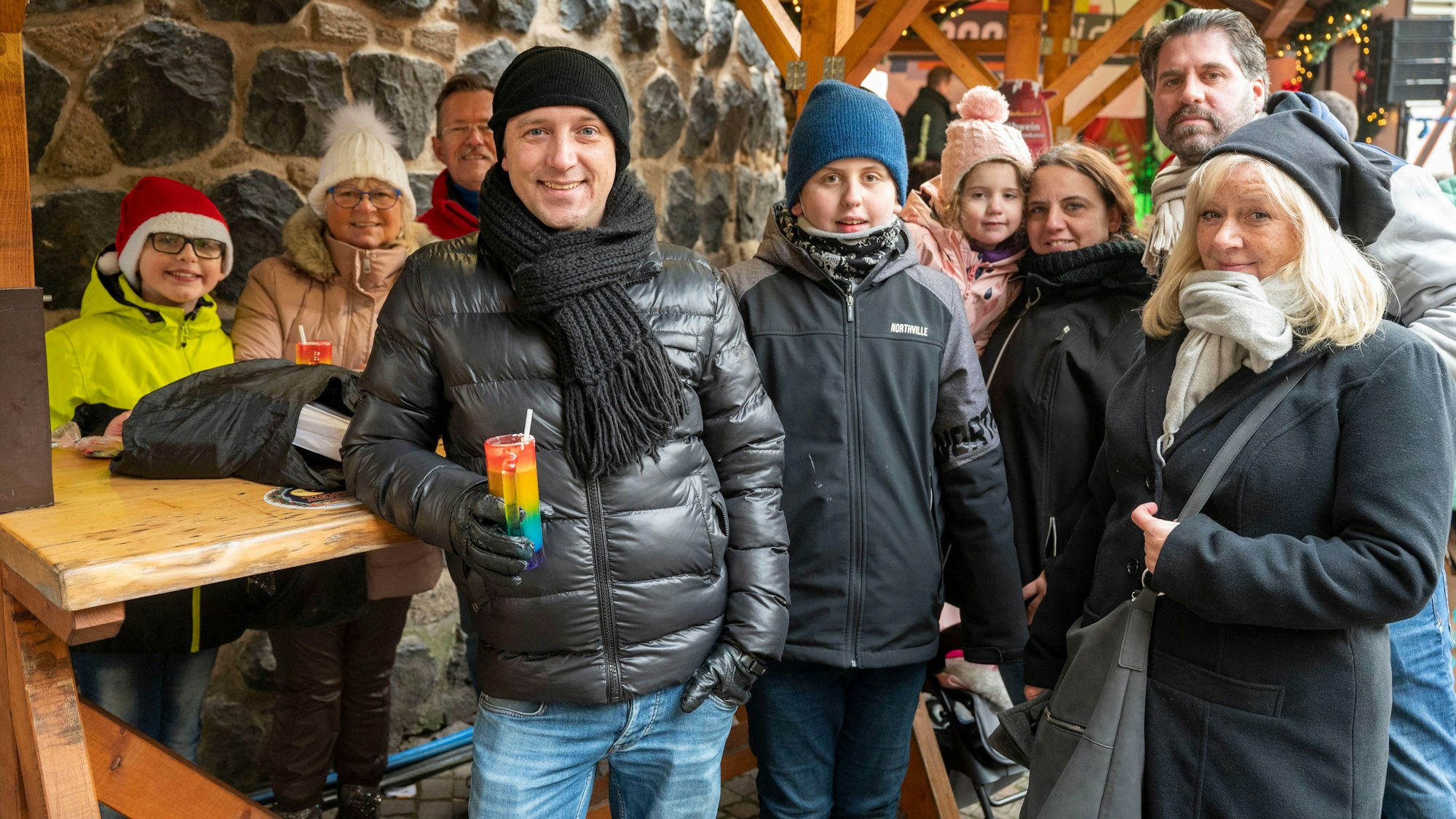 Familie Köhler besucht den Weihnachtsmarkt am Rudolfplatz.
