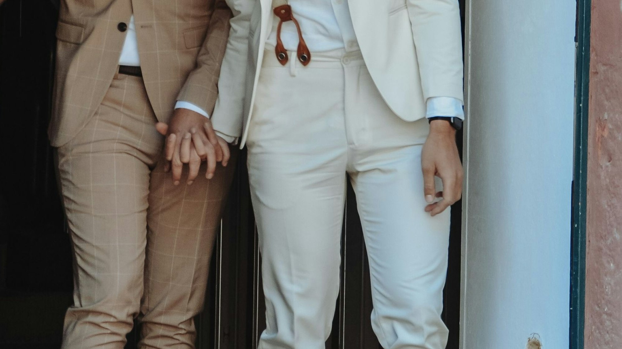 Zwei Männer verlassen Hand in Hand das Rathaus von Bad Münstereifel.