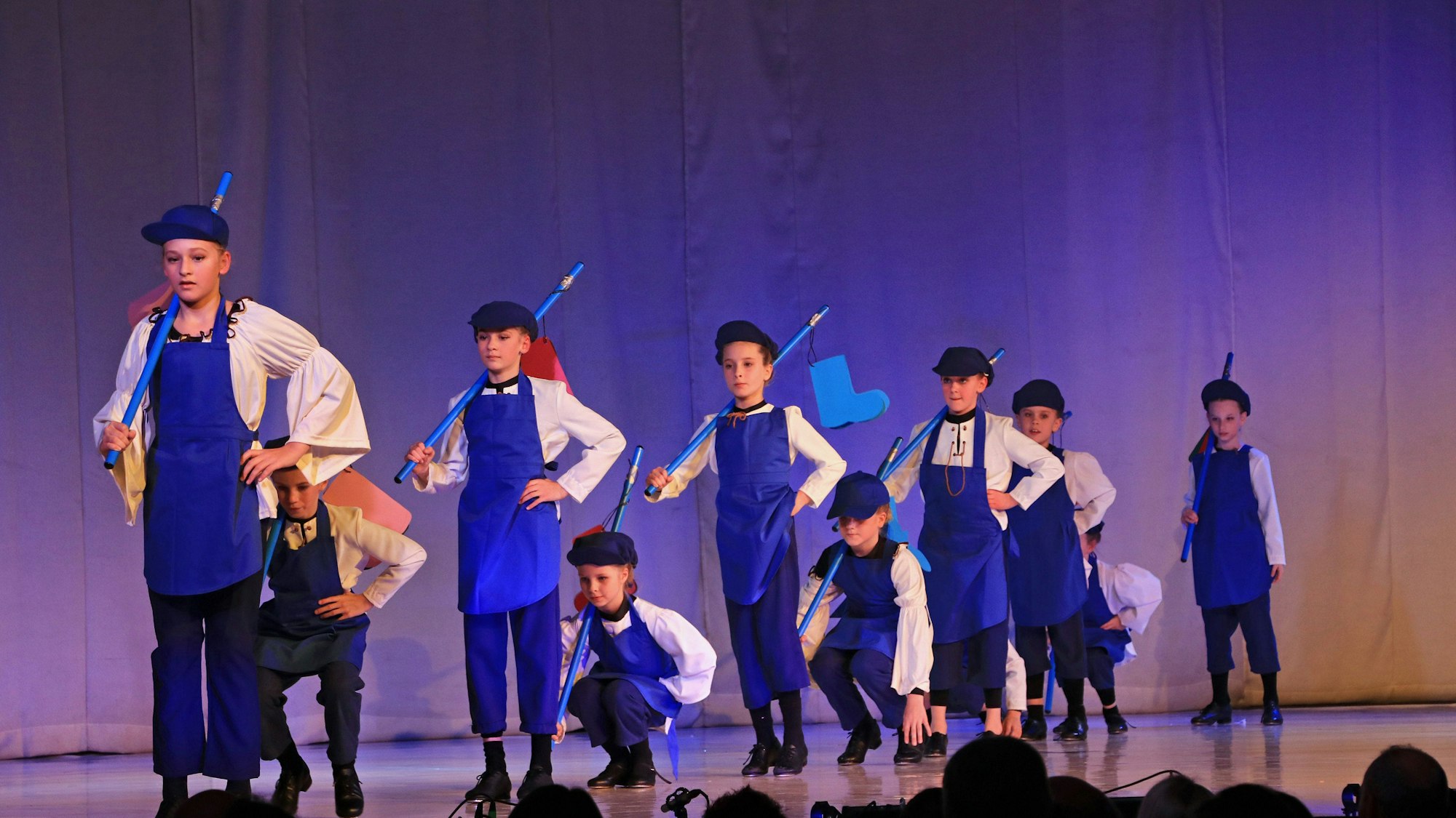 Tanzaufführung im Hürther Bürgerhaus der Tanzschule Sabine Odenthal.
Bild 2 und 6: Eröffnet wurde der Tanzabend im Bürgerhaus mit einem Lauftanz zu Melodien von King Size Dick.
Bild 19 und 24: "Ich bin aus Hürth" mit den Wise Guys war die Grundlage für diese Darbietung.
Bild 49 und 63: Die Bläck Fööss mit "En de Kayjass Nummer Null" standen hier Pate
Bild 124 und 125: Ordentlich gesteppt wurde beim Auftritt der "Schusterjungen"