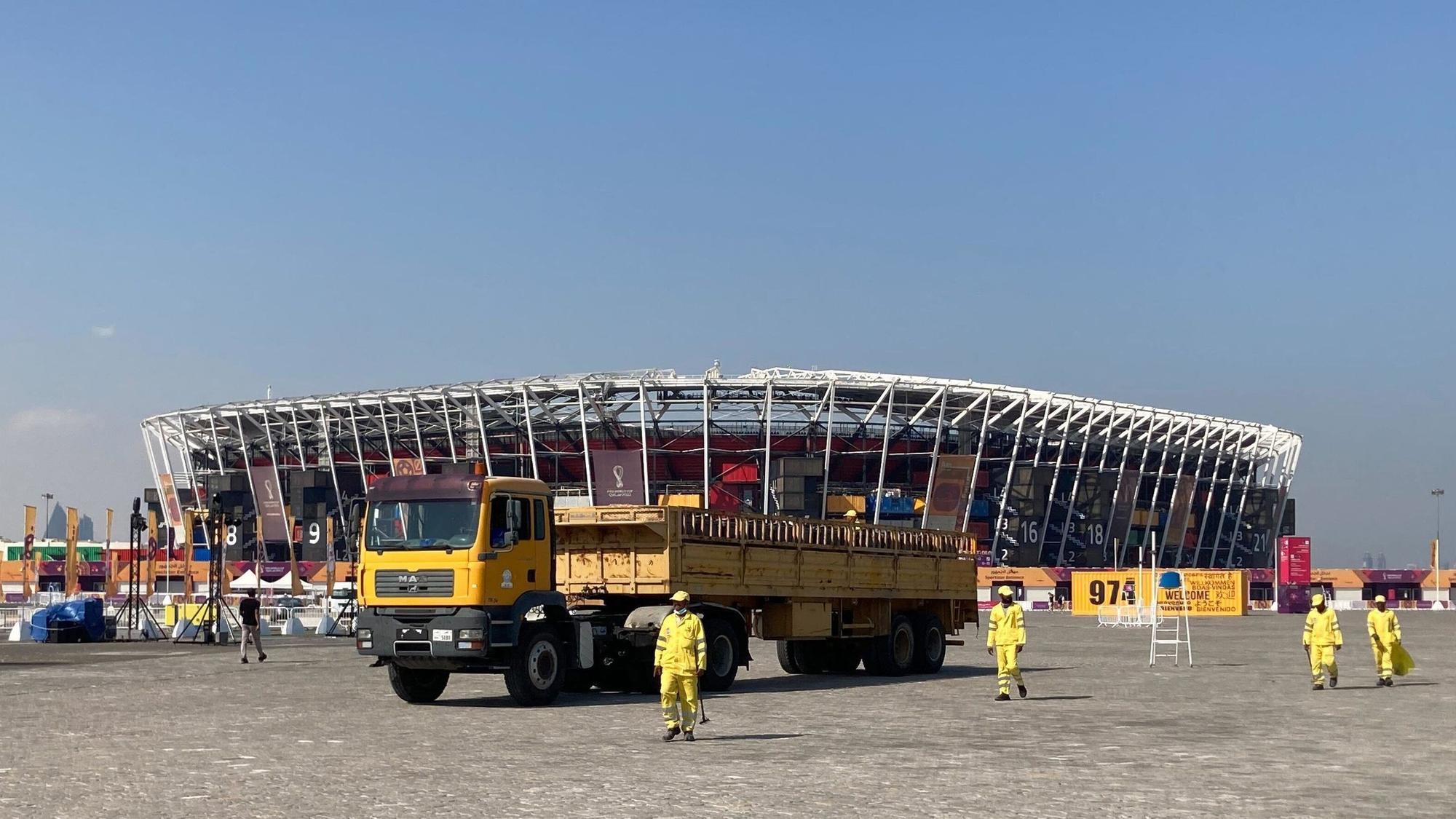 Aufräumarbeiten am Stadion 974, Arbeiter bei den Abbauarbeiten.