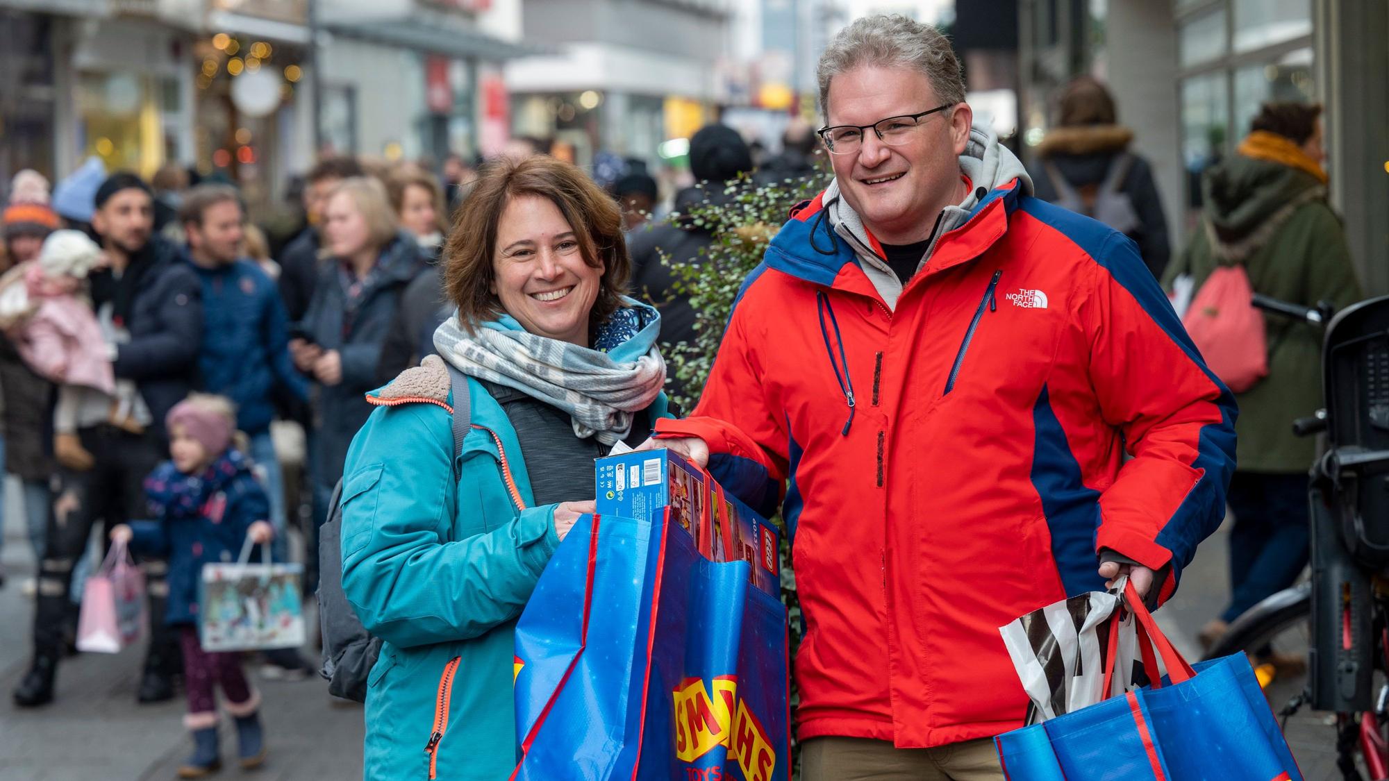 Daniela und Thomas Salzmann haben Weihnachtsgeschenke gekauft.