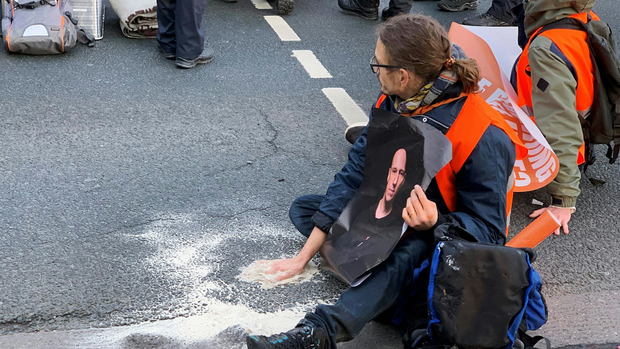 Ein Aktivist der Gruppe „Letzte Generation“ hat sich am 9. Dezember vor dem Mainzer Hauptbahnhof festgeklebt.