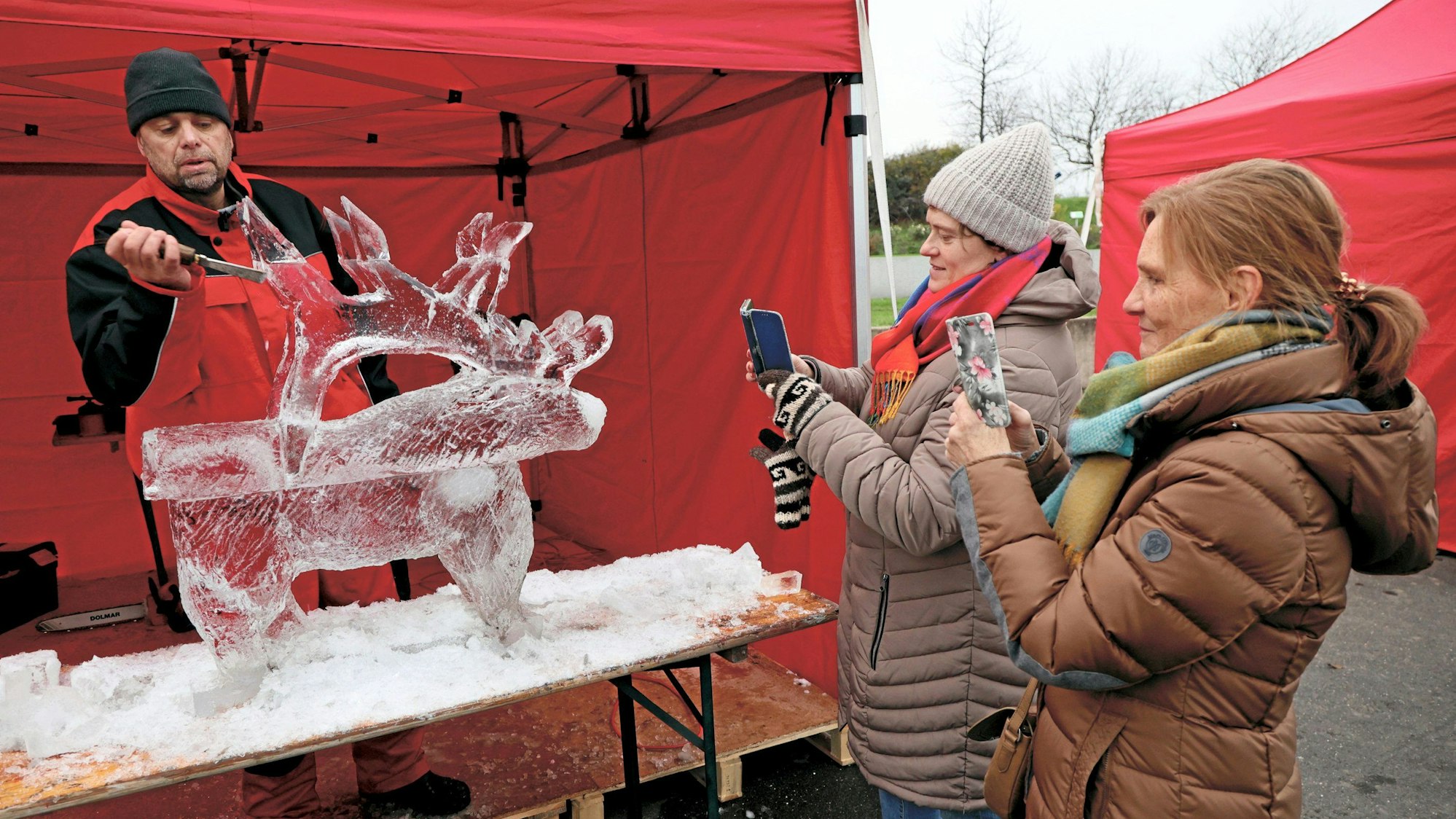 Leverkusen Nordischer Weihnachtsmarkt Neuland Park Eiskunstatelier Joachim Knorra aus dem Sauerland.
Foto: Michael Wand
Foto: Michael Wand