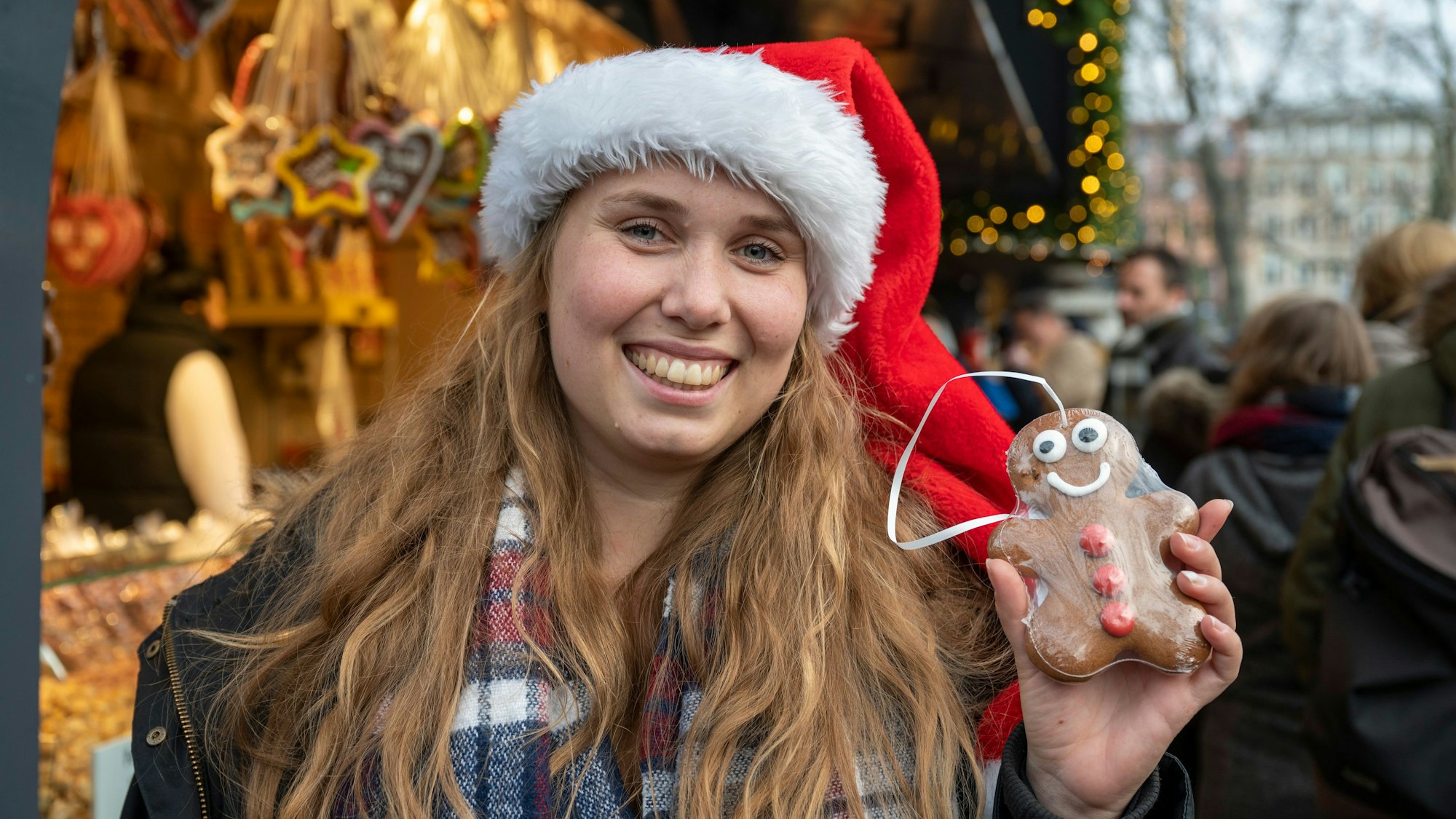 Lidia Van de Ven aus Belgien hält einen Lebkuchenmann in der Hand.
